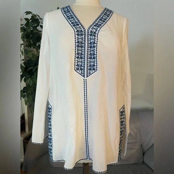 White House Black Market Tunic with embroidery and silver gems size 0 - Picture 3 of 6